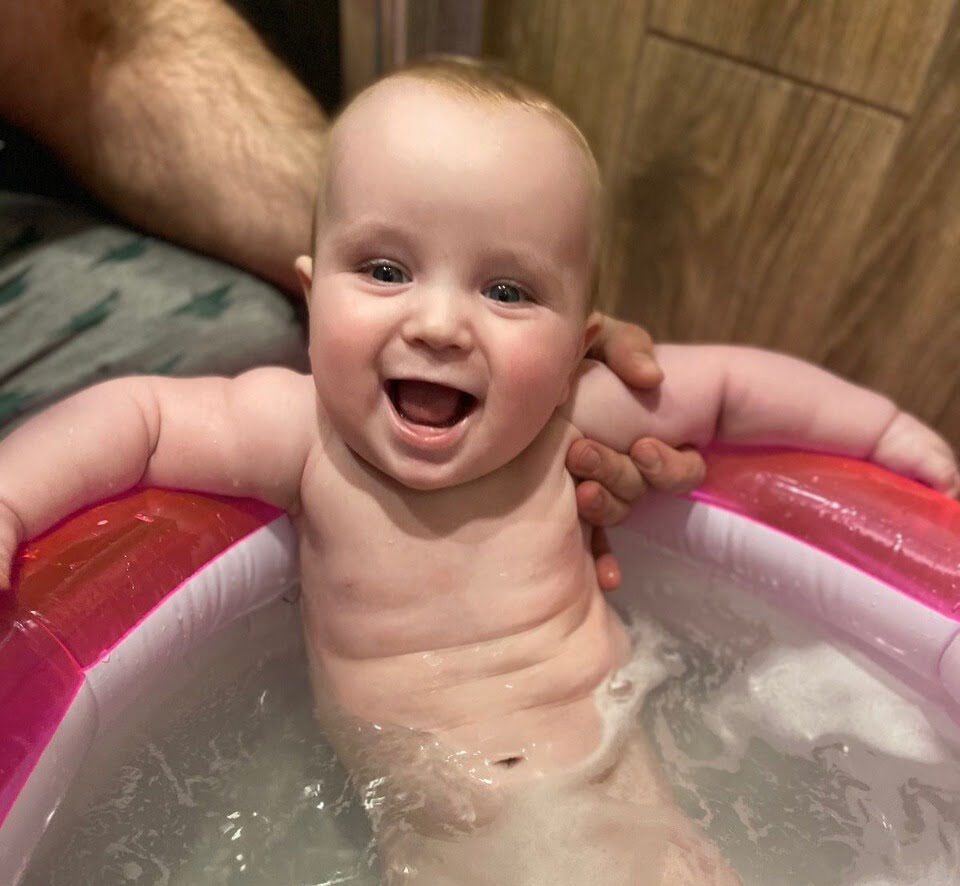 Як правильно купати немовля